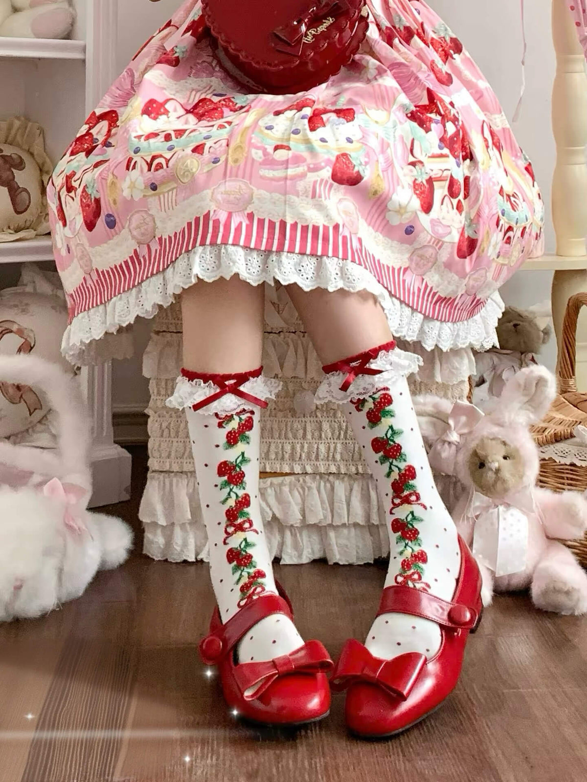 StrawberryClusterPrintLolitaCottonAnkle_CrewSocks red model wearing